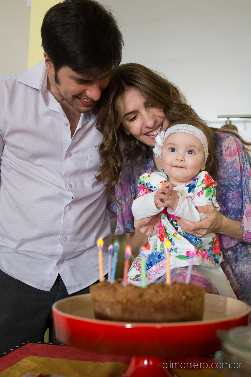 ensaio de familia lifestyle, ensaio de familia em casa, fotos de familia, fotografa de familia sp, fotografo de familia sp, fotografa de bebe sp, bolo mesversario, velas com chama colorida