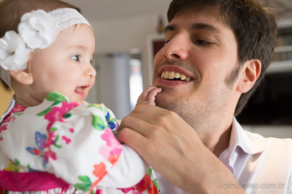 ensaio de familia lifestyle, ensaio de familia em casa, fotos de familia, fotografa de familia sp, fotografo de familia sp, fotografa de bebe sp, bebe fazendo carinho na barba do pai
