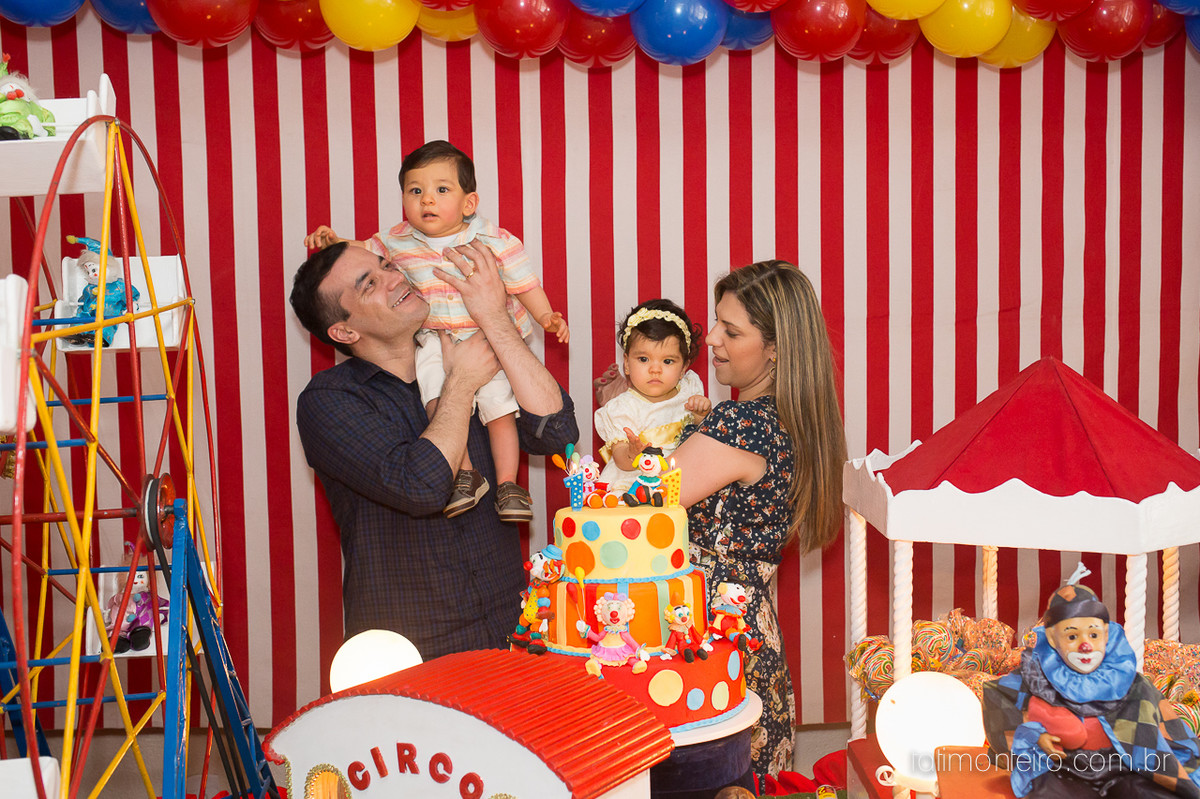 aniversario 1 ano, gemeos, aniversario tema circo, buffet villa party moema, familia feliz, gemeos aniversariando, fotografa de familia sp