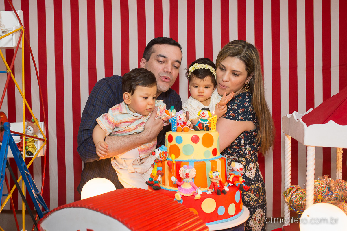 aniversario 1 ano, gemeos, aniversario tema circo, buffet villa party moema, familia feliz, gemeos aniversariando, fotografa de familia sp