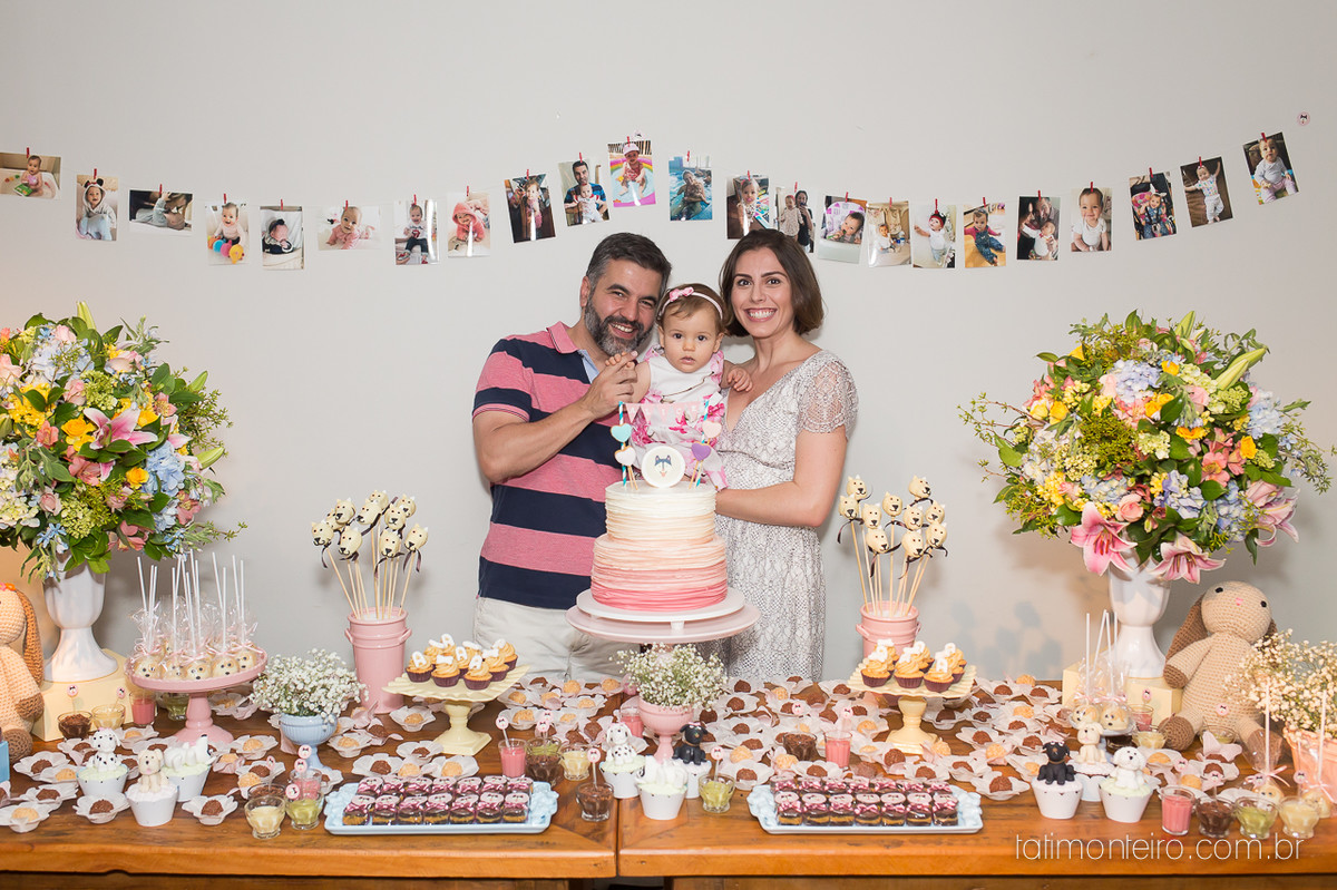 alice 1 ano, aniversario alice 1 ano, festa de aniversario alice, fotografa de aniversario infantil sp, fotografa de eventos sp, fotografia de festa infantil sp, familia na mesa do bolo