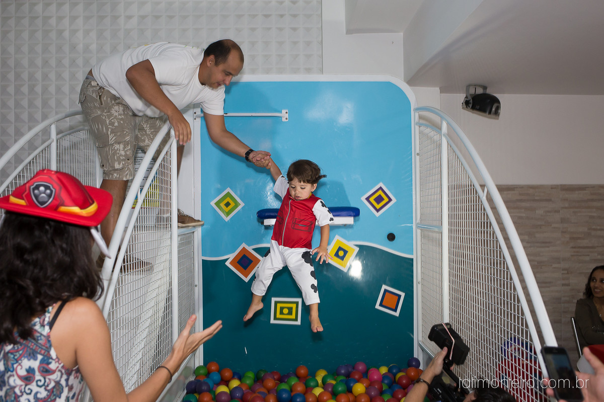 fotografa aniversario infantil sp, fotografa de familia sp,  fotos aniversario lorenzo 2 anos, festa tema patrulha canina, caindo na piscina de bolinhas