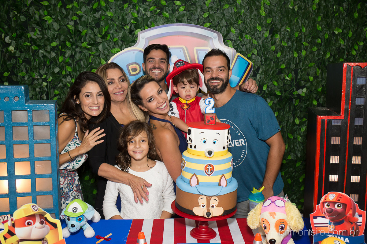 fotografa aniversario infantil sp, fotografa de familia sp,  fotos aniversario lorenzo 2 anos, festa tema patrulha canina, familia cantando parabens