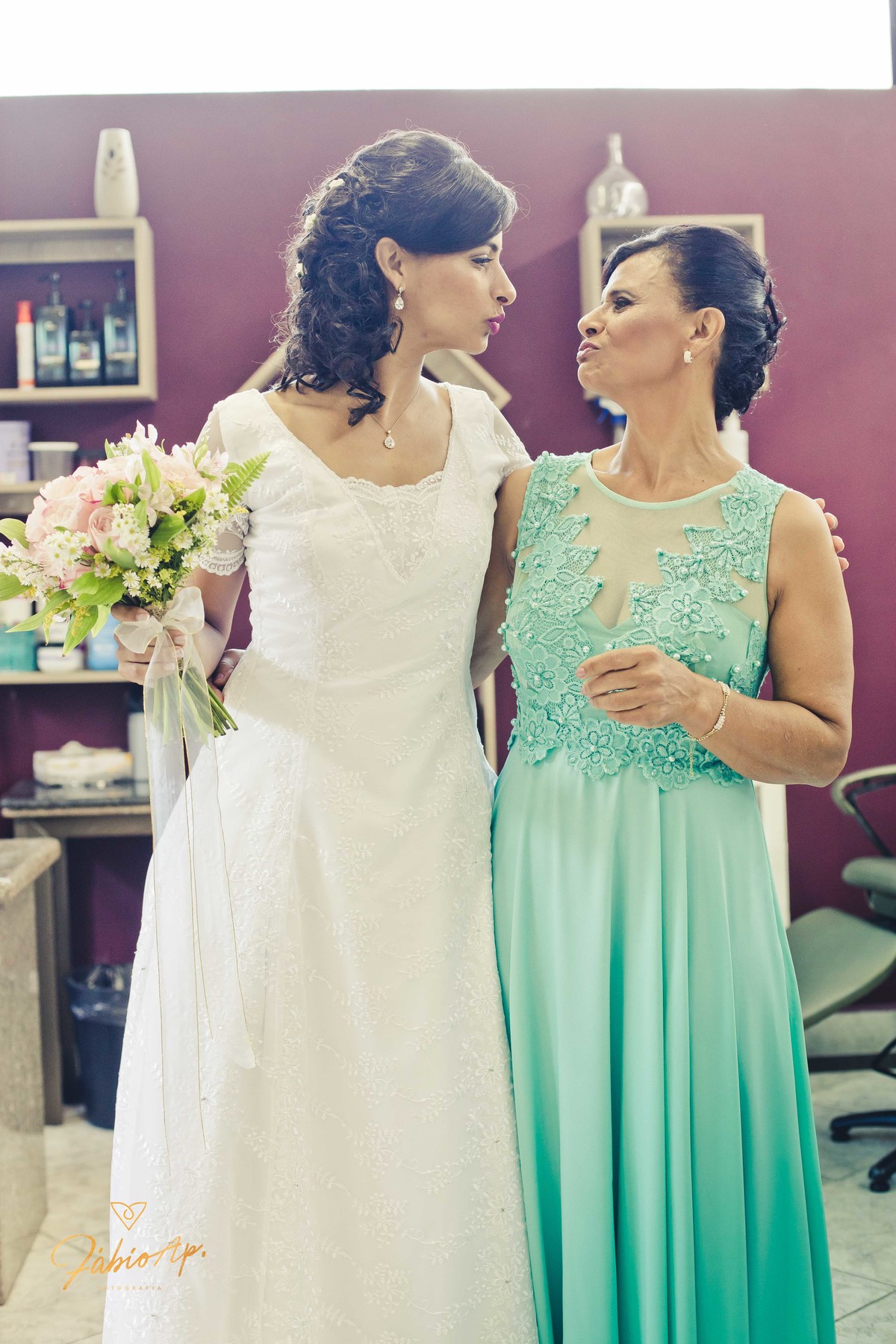 Mãe e Filha - Dia da Noiva - Maison Marie Coiffure - Mongaguá/SP
#prewedding #noivinha #miniwedding #fotografiadecasamento #casamentodedia #noivasdobrasil #casamentocivil #casamento #noiva #wedding #noivas #noivas2018 #casamentos #casamento2018 #casamento