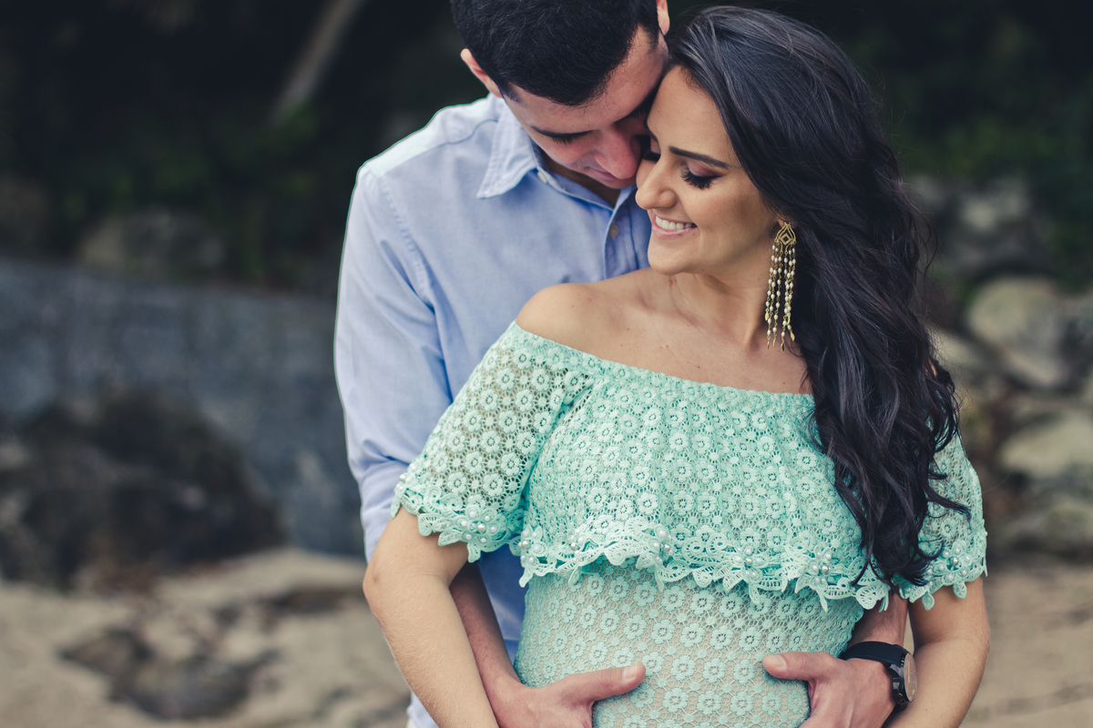 Sorriso no rosto só guardando a chegada do pequeno - Ensaio Gestante - Condomínio Iporanga - Praia das Conchas - Guarujá/SP