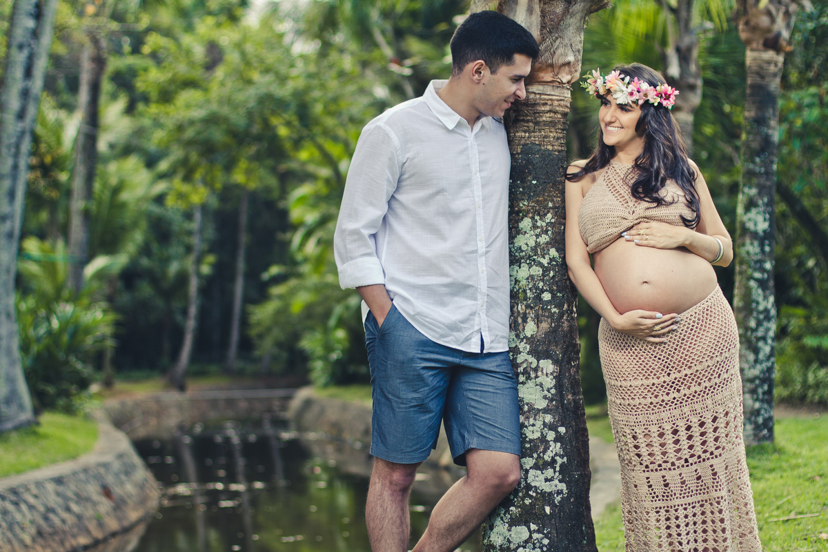 Papai e mamãe com olhar de muito encanto - Ensaio Gestante - Condomínio Iporanga - Praia das Conchas - Guarujá/SP