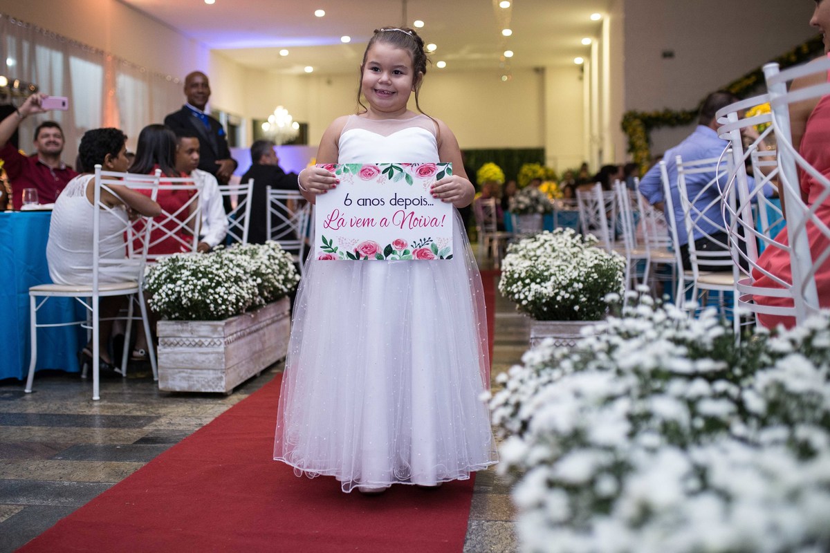 Lá vem a Noiva! - Buffet Golden Festa Mágica - Guilhermina - Praia Grande/SP.
#madrinhadecasamento #prewedding #noivinha #miniwedding #fotografiadecasamento #casamentodedia #noivasdobrasil #AlbertiBernard #casamento #noiva #wedding #noivas #noivas2018