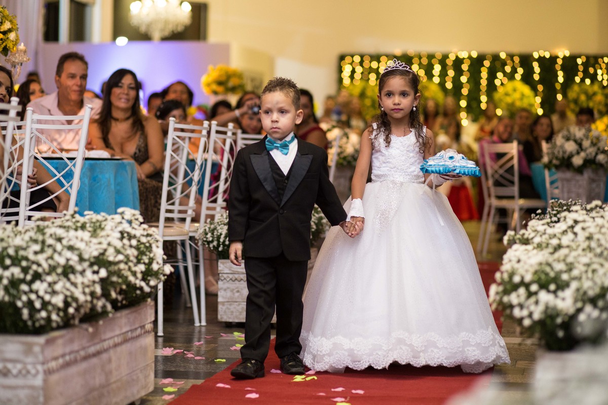 As alianças - Buffet Golden Festa Mágica - Guilhermina - Praia Grande/SP.
#madrinhadecasamento #prewedding #noivinha #miniwedding #fotografiadecasamento #casamentodedia #noivasdobrasil #AlbertiBernard #casamento #noiva #wedding #noivas #noivas2018