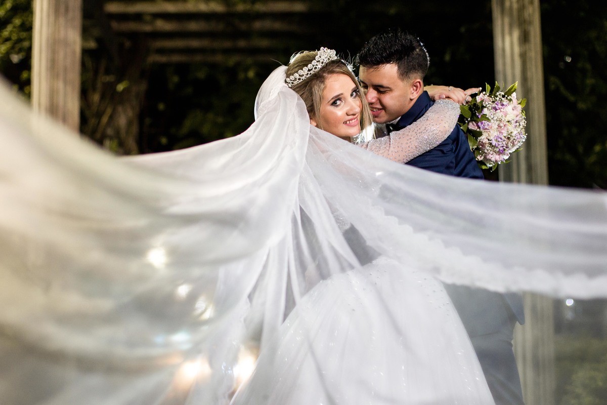 Véu da Noiva - Pós Cerimônia - Buffet Golden Festa Mágica - Guilhermina - Praia Grande/SP.#madrinhadecasamento #prewedding #noivinha #miniwedding #fotografiadecasamento #casamentodedia #noivasdobrasil #AlbertiBernard #casamento #noiva #wedding #noivas