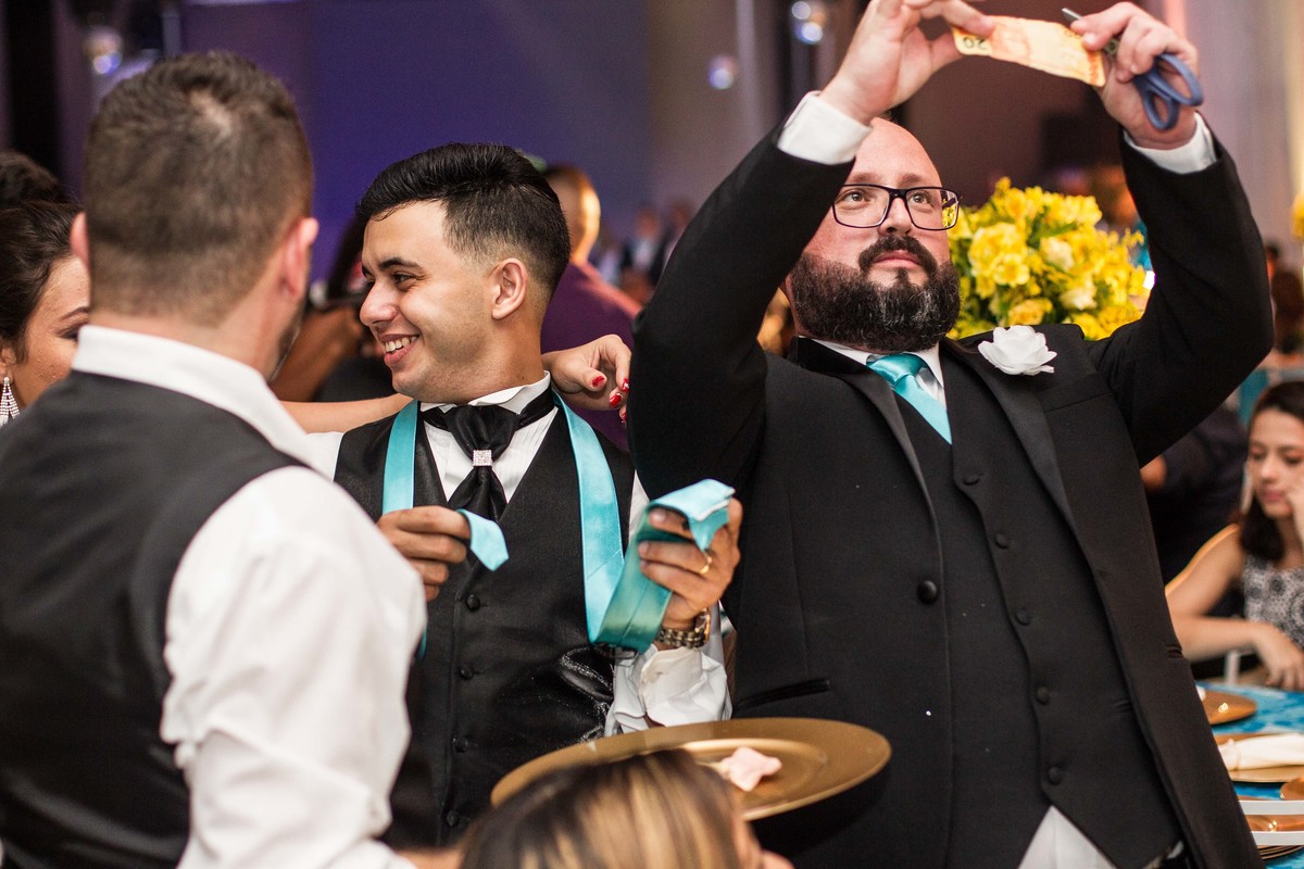 Cortando a Gravata - Buffet Golden Festa Mágica - Guilhermina - Praia Grande/SP.
#madrinhadecasamento #prewedding #noivinha #miniwedding #fotografiadecasamento #casamentodedia #noivasdobrasil #AlbertiBernard #casamento #noiva #wedding #noivas #noivas2018 