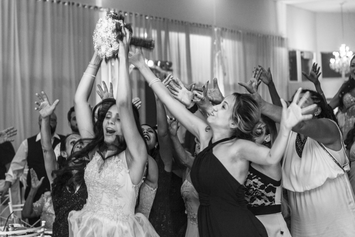 Jogando o Buquê - Buffet Golden Festa Mágica - Guilhermina - Praia Grande/SP.
#madrinhadecasamento #prewedding #noivinha #miniwedding #fotografiadecasamento #casamentodedia #noivasdobrasil #AlbertiBernard #casamento #noiva #wedding #noivas #noivas2018