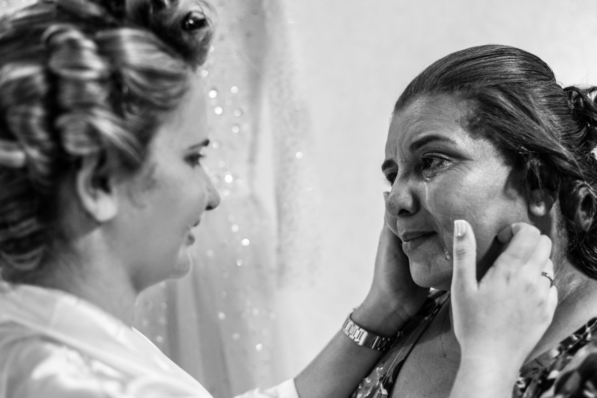 Emoção - Mãe e Filha - Buffet Golden Festa Mágica - Guilhermina - Praia Grande/SP.
#madrinhadecasamento #prewedding #noivinha #miniwedding #fotografiadecasamento #casamentodedia #noivasdobrasil #AlbertiBernard #casamento #noiva #wedding #noivas 