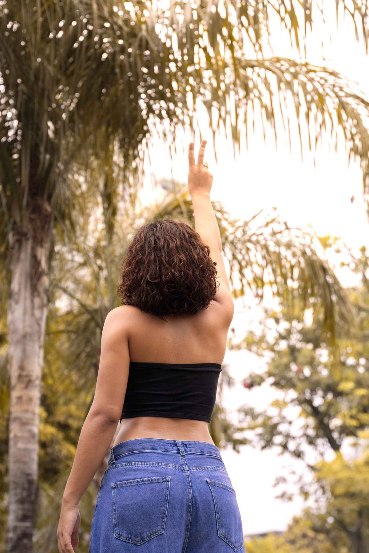 Aysha em parque perto do coqueiro