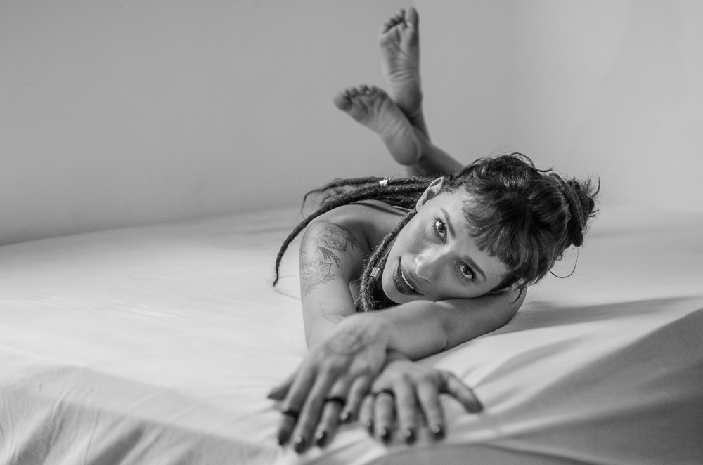 Camila é uma modelo linda que posou para o Fotografia Para Meninas em um Ensaio Sensual.