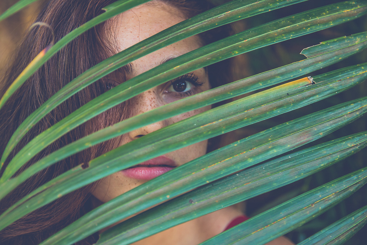 Janaina posando pela primeira vez em seu ensaio sensual