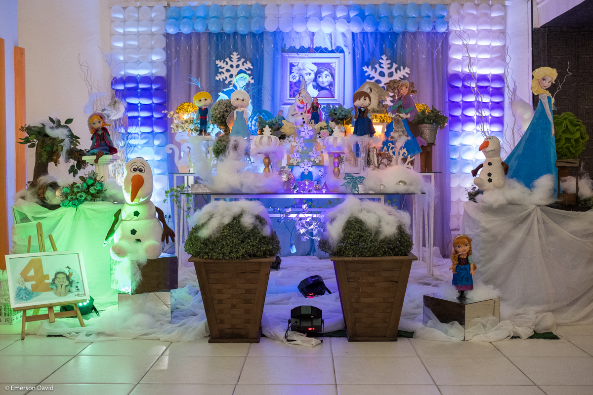 aniversário infantil - mesa do bolo e doces - decoração - tema frozen
