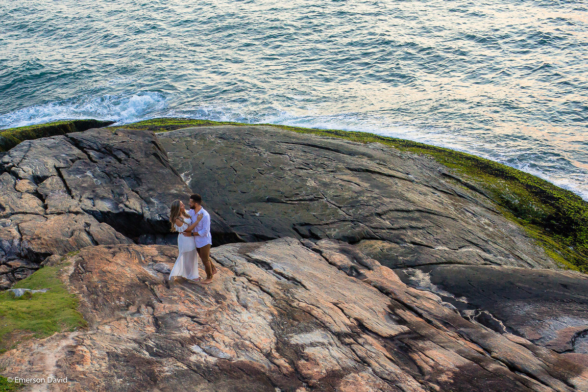 foto de casal nas pedras guaruja sp