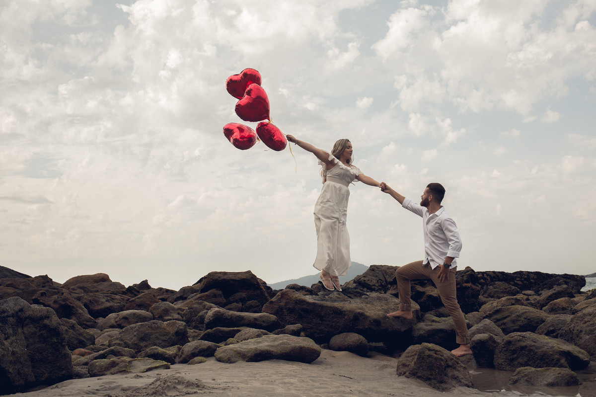 ensaio pré casamento balões voando noiva