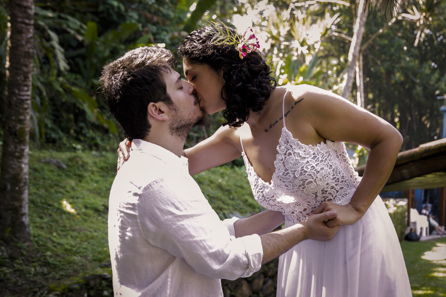 Casamento Ágatha e Matt. Espaço Uluar, Praia das Tonihas,Ubatuba.  Noivos