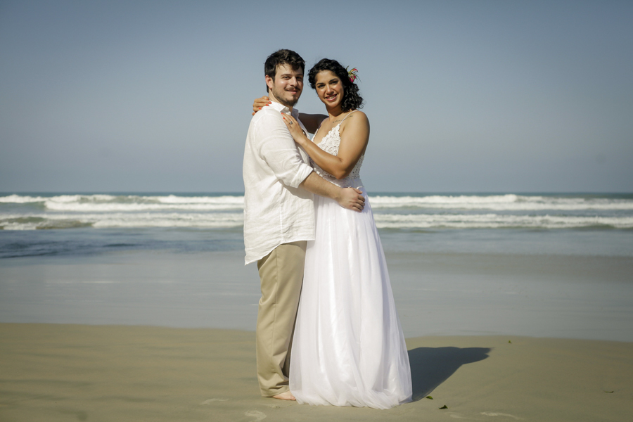 Casamento Ágatha e Matt. Espaço Uluar, Praia das Tonihas,Ubatuba.   Noivos
