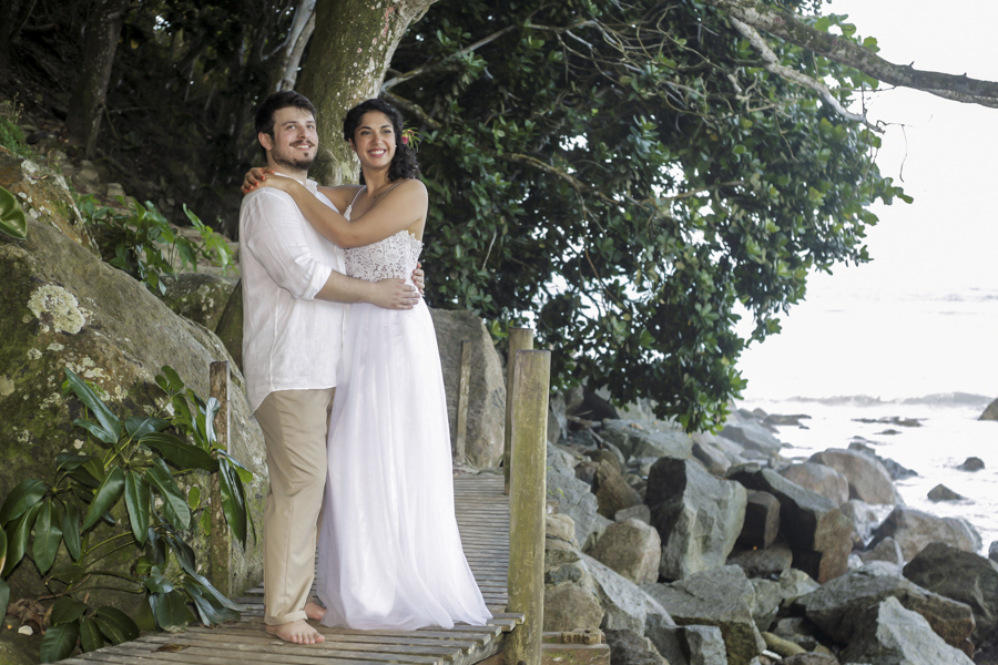 Casamento Ágatha e Matt. Espaço Uluar, Praia das Tonihas,Ubatuba.   Noivos