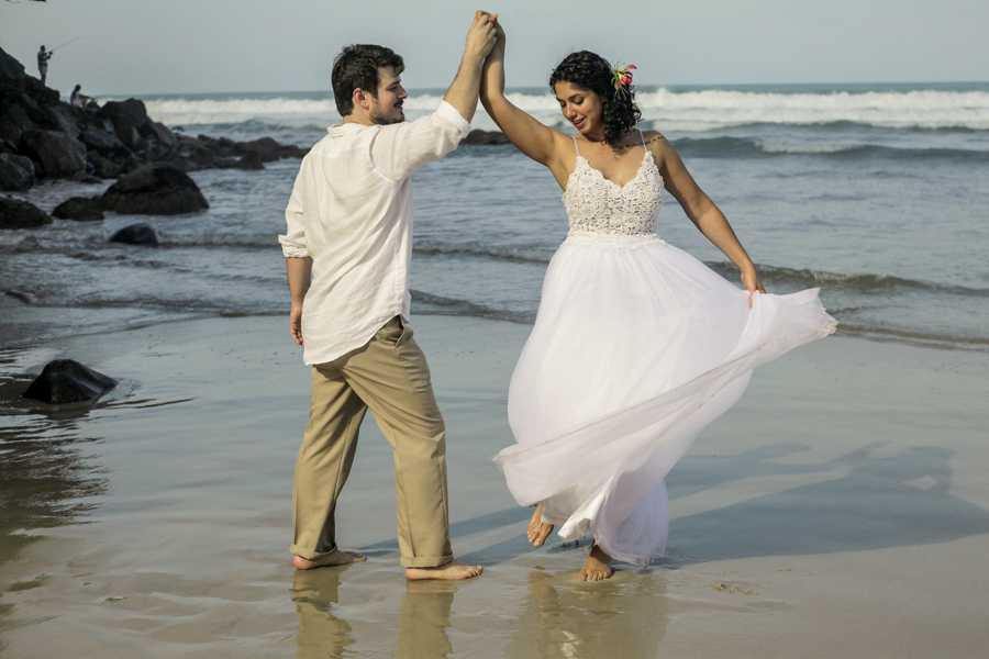 Casamento Ágatha e Matt. Espaço Uluar, Praia das Tonihas,Ubatuba.   Noivos