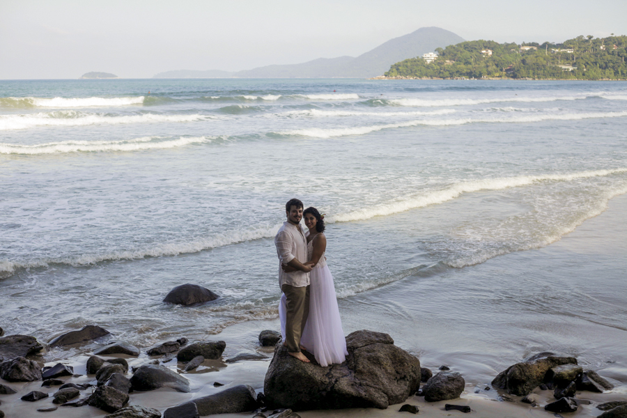 Casamento Ágatha e Matt. Espaço Uluar, Praia das Tonihas,Ubatuba.   Noivos