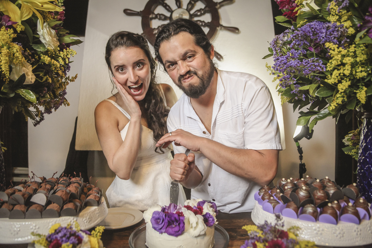 Casamento Mariana e Claudia. Ubatuba - Espaço Uluar. Recepção dos convidados. Bolo