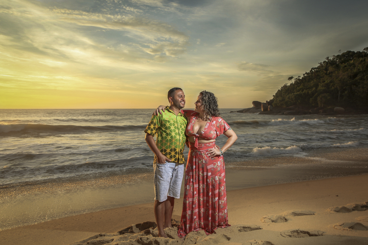 Ensaio casal, nascer do sol. Thais e Ricardo. Ubatuba