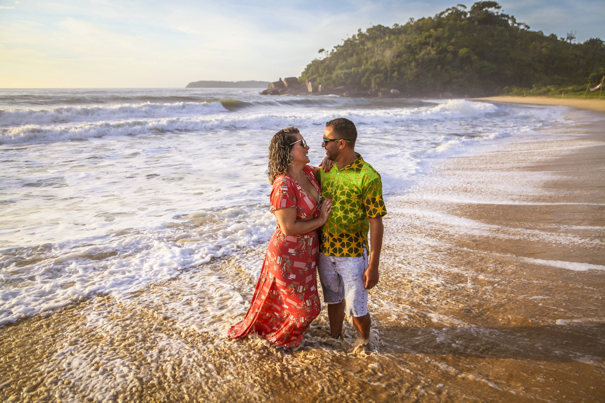 Ensaio casal, nascer do sol. Thais e Ricardo. Ubatuba