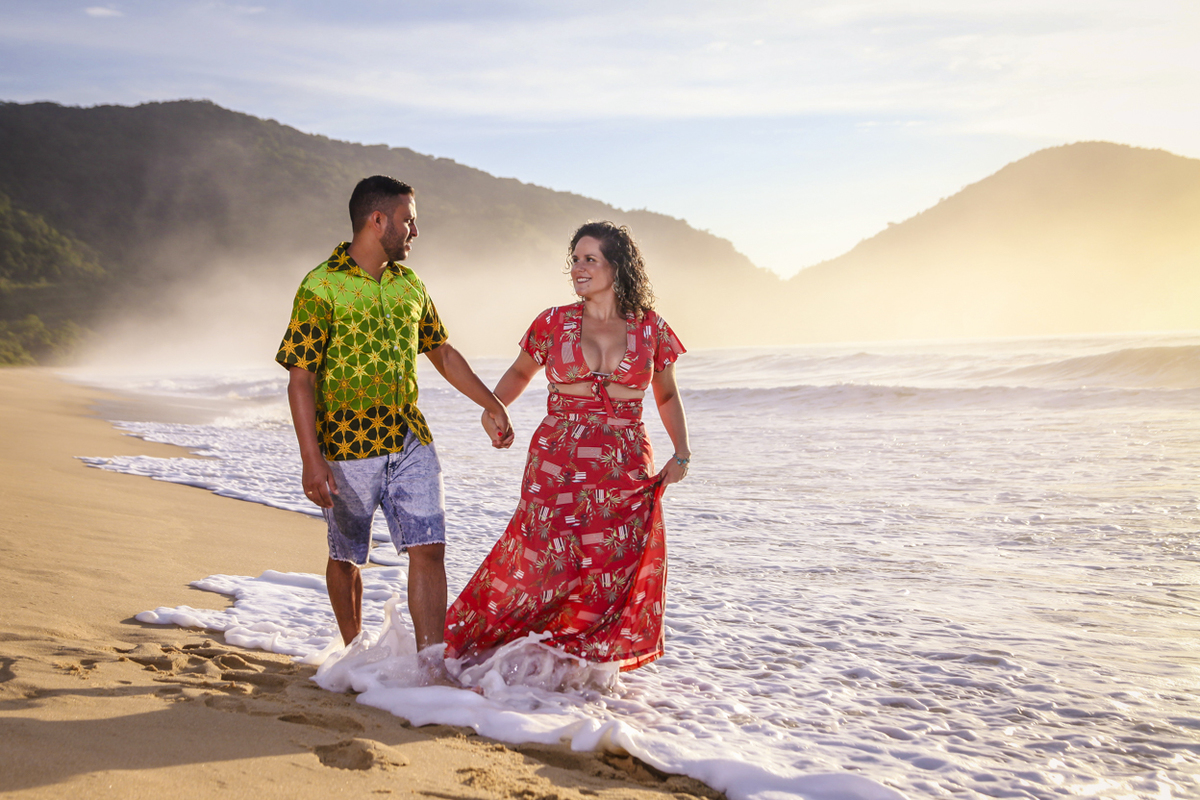 Ensaio casal, nascer do sol. Thais e Ricardo. Ubatuba