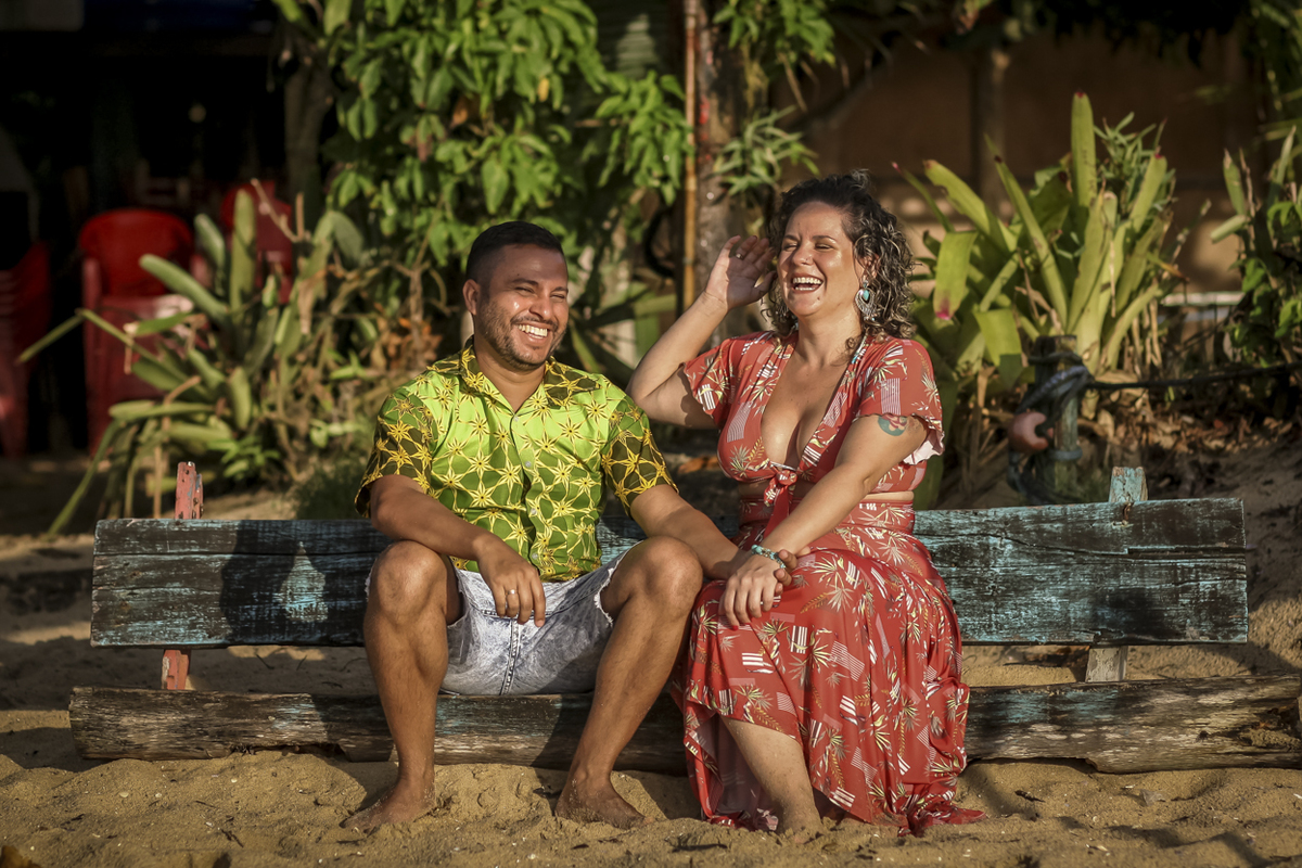 Ensaio casal, nascer do sol. Thais e Ricardo. Ubatuba. Muitas risadas