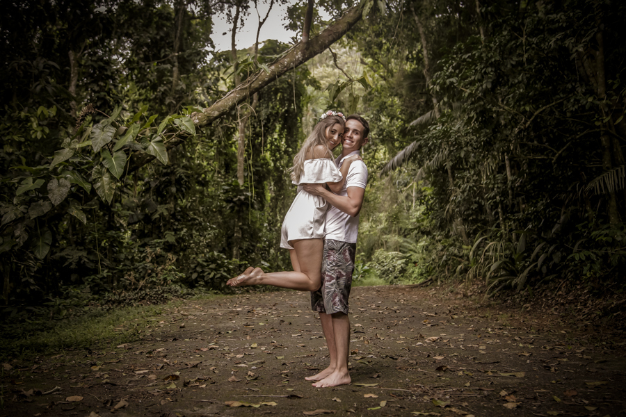 Ensaio casal Fernanda e Guilherme. Praia e mar.  Puruba, Ubatuba, SP