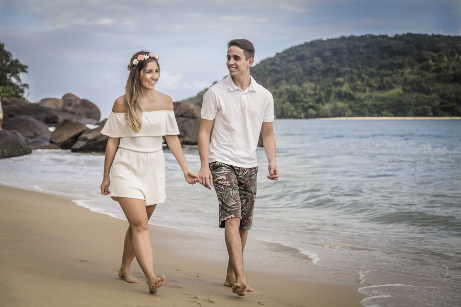 Ensaio casal Fernanda e Guilherme. Casal caminhando beira mar. Praia Puruba, Ubatuba, SP