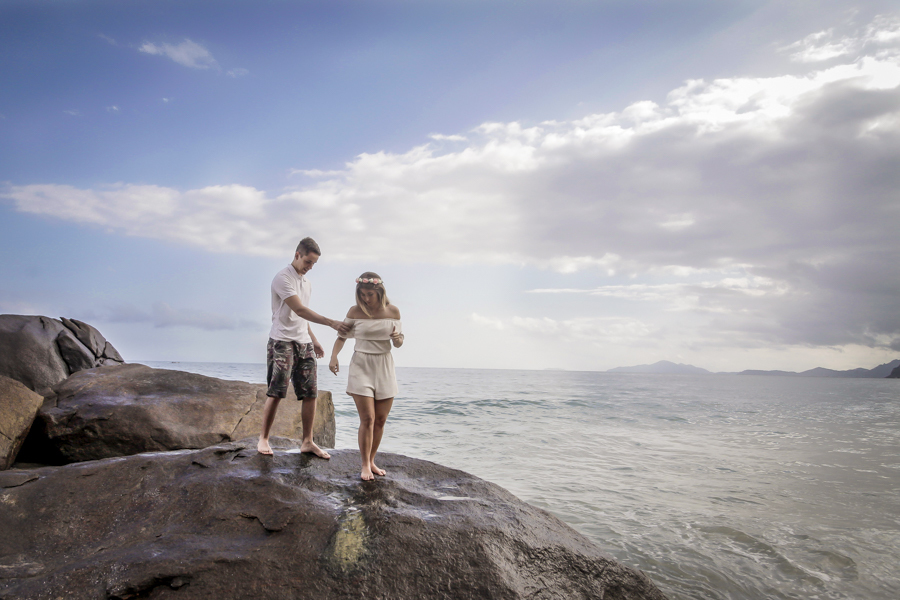Ensaio casal Fernanda e Guilherme. Mar e pedras. Praia Puruba, Ubatuba, SP
