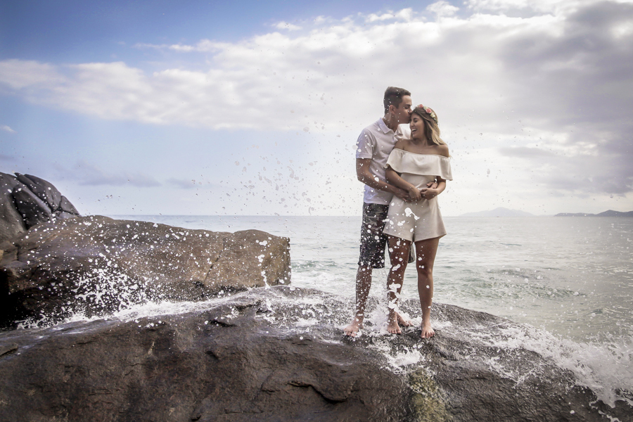 Ensaio casal Fernanda e Guilherme. Casal nas pedras. Praia Puruba, Ubatuba, SP