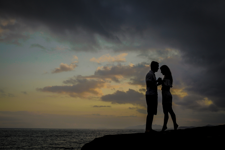 Ensaio casal Fernanda e Guilherme. por do sol, silhueta. Praia Puruba, Ubatuba, SP