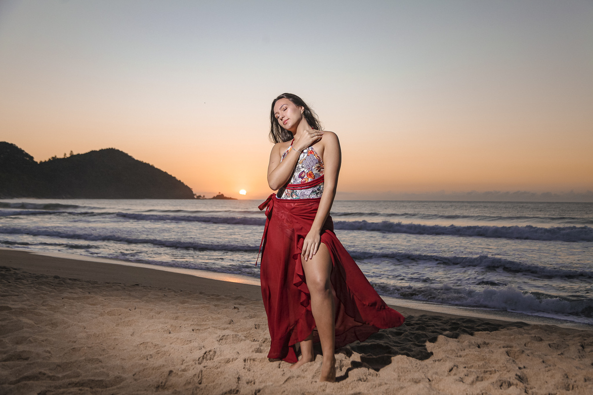 Ensaio Isabela 15 anos. Praia Vermelha do Centro. Ubatuba. Nascer do sol.