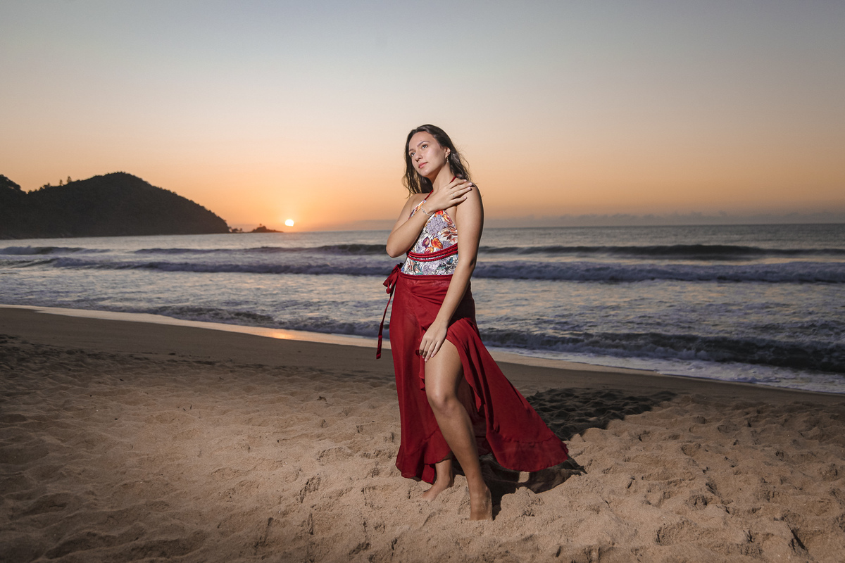 Ensaio Isabela 15 anos. Praia Vermelha do Centro. Ubatuba. Nascer do sol.