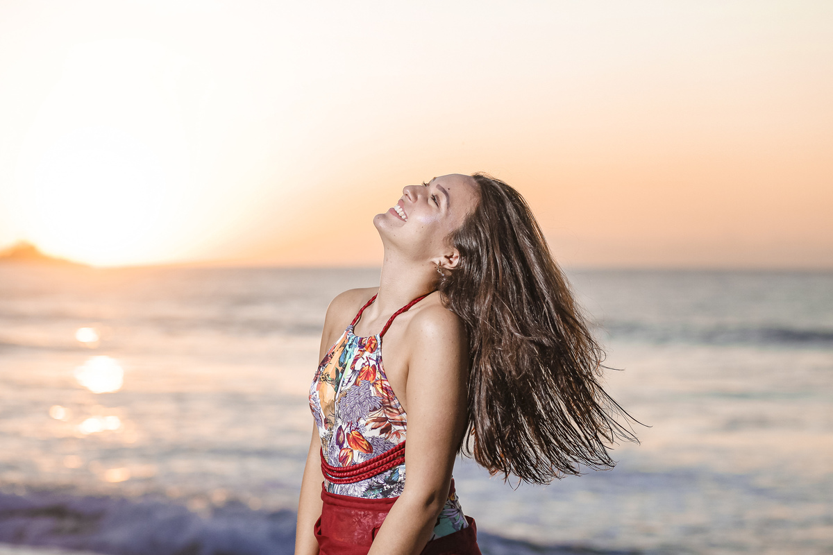 Ensaio Isabela 15 anos. Praia Vermelha do Centro. Ubatuba. Nascer do sol.