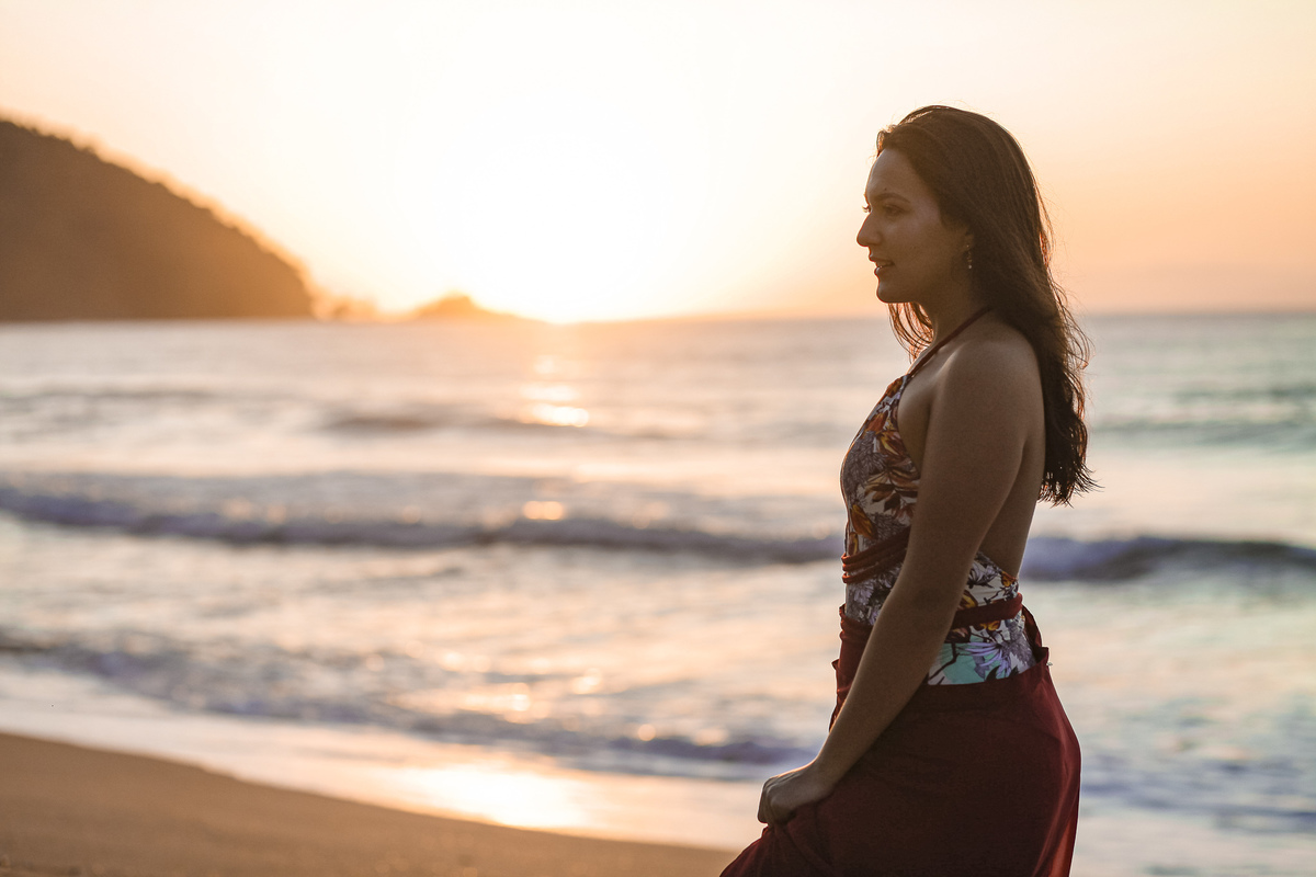 Ensaio Isabela 15 anos. Praia Vermelha do Centro. Ubatuba. Nascer do sol.