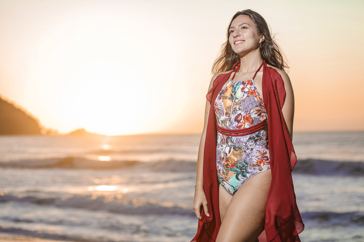 Ensaio Isabela 15 anos. Praia Vermelha do Centro. Ubatuba. Nascer do sol. 