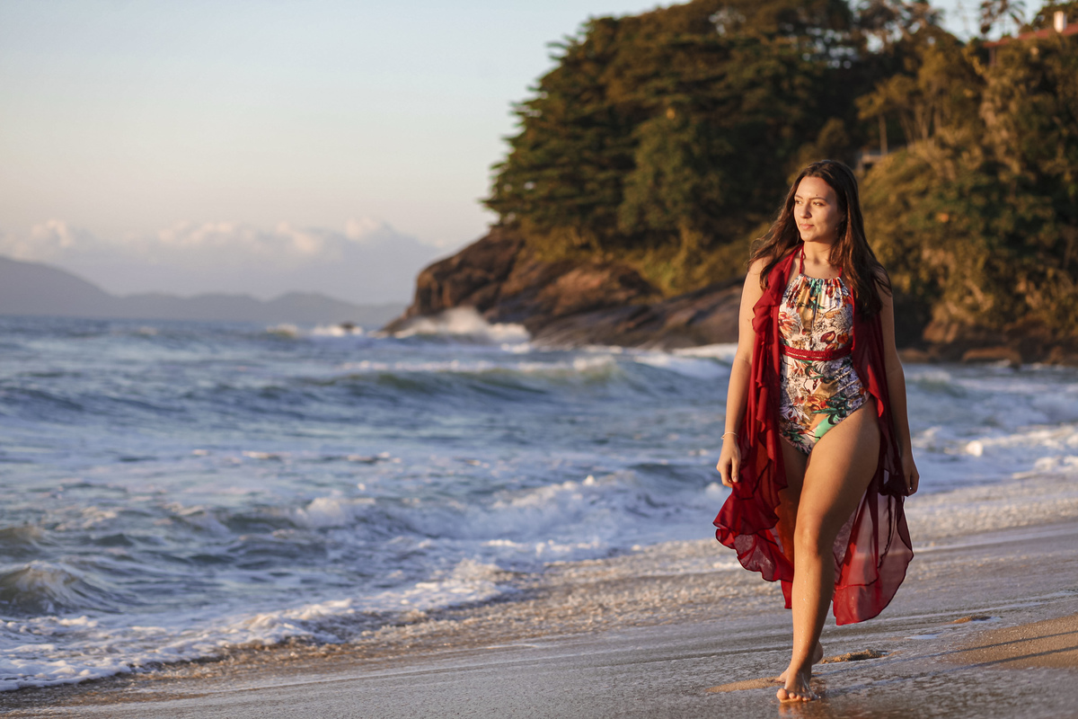 Ensaio Isabela 15 anos. Praia Vermelha do Centro. Ubatuba. Nascer do sol. 
