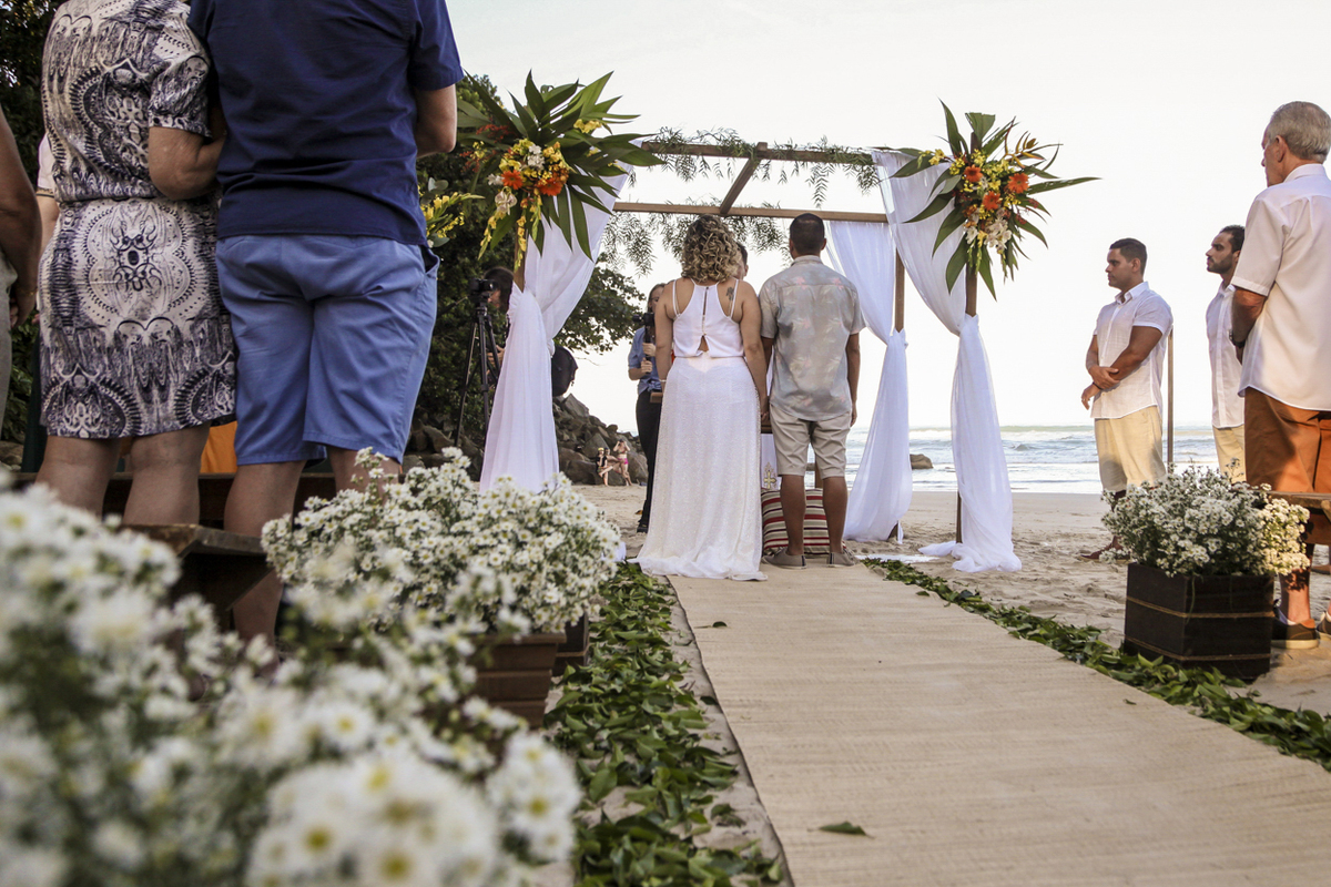Casamento Thais e Ricardo. Praia das Toninhas, Ubatuba. Cerimônia de casamento na praia. #taricaimperio