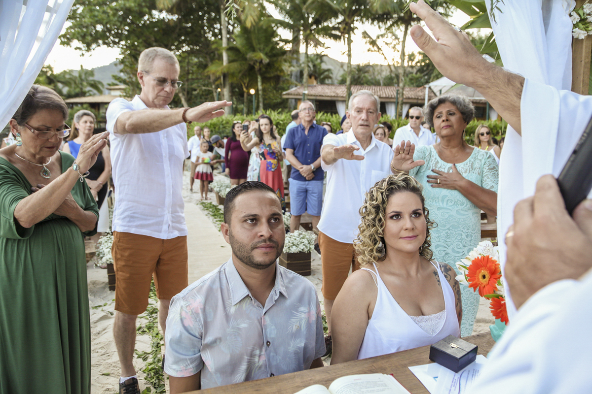Casamento Thais e Ricardo. Praia das Toninhas, Ubatuba. Cerimônia de casamento na praia. #taricaimperio