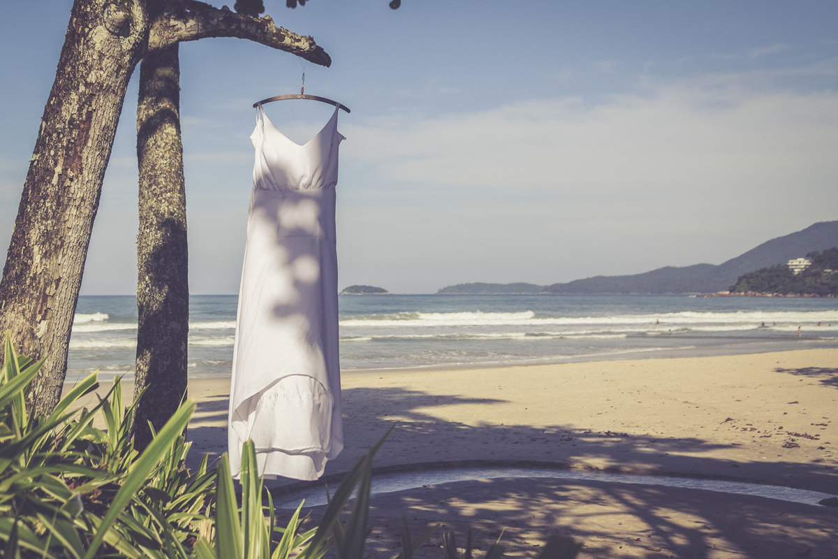 Casamento Thais e Ricardo. Praia das Toninhas, Ubatuba. Vestido de noiva com mar de fundo. #taricaimperio