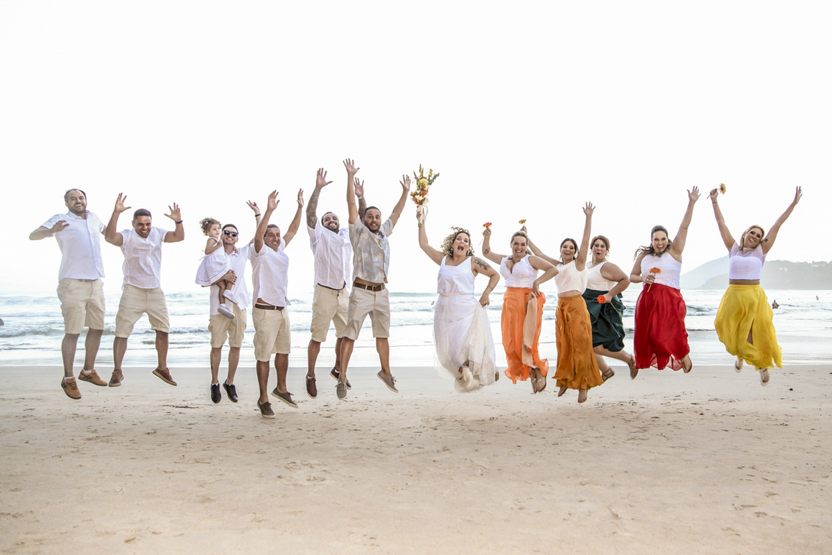 Casamento Thais e Ricardo. Praia das Toninhas, Ubatuba. Cerimônia de casamento na praia. Padrinhos #taricaimperio