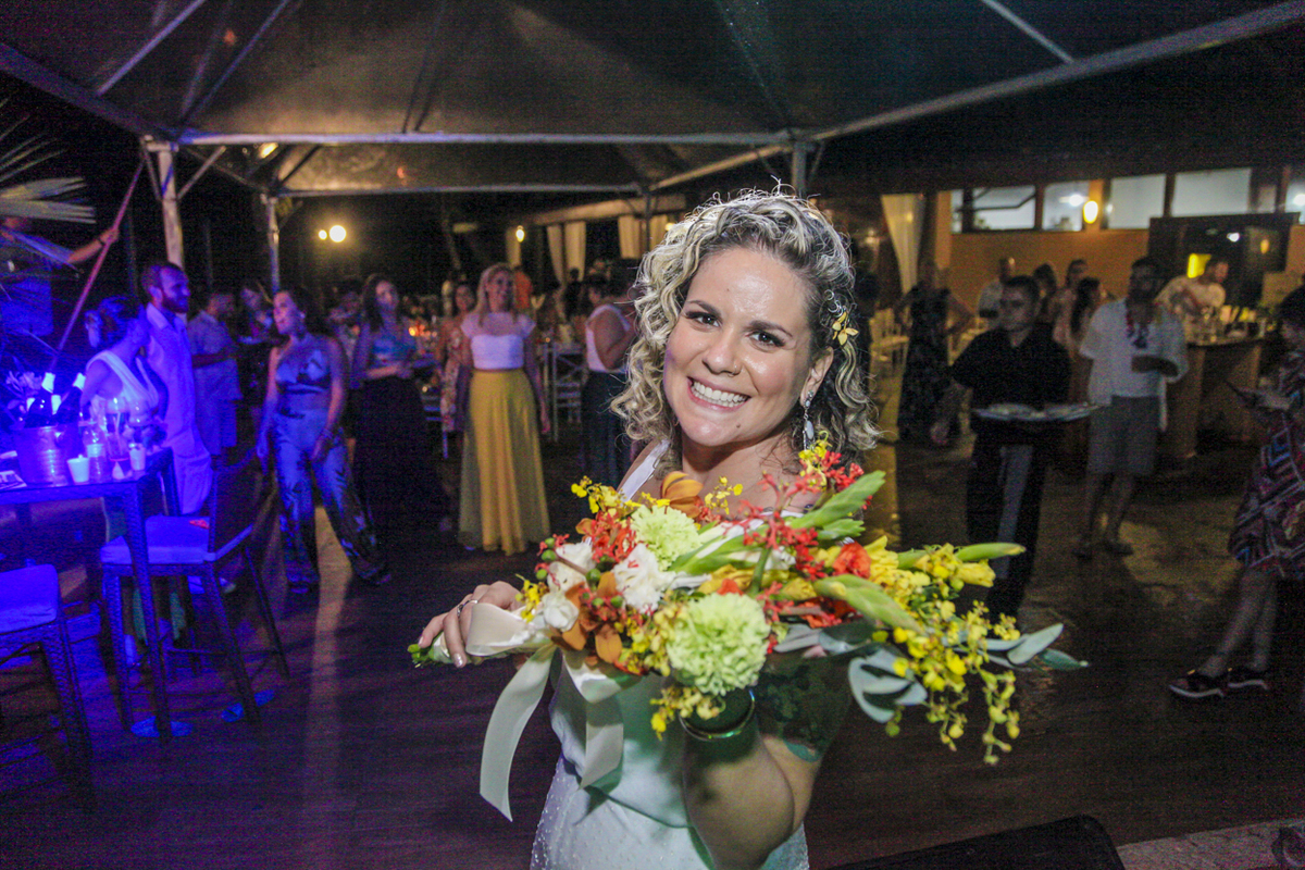 Casamento Thais e Ricardo. Praia das Toninhas, Ubatuba. Festa de casamento na praia. Bouquet. #taricaimperio