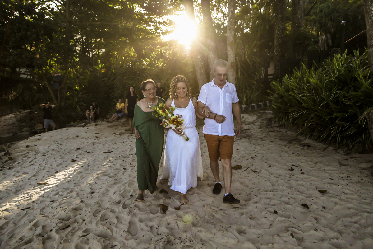 Casamento Thais e Ricardo. Praia das Toninhas, Ubatuba. Entrada da noiva. #taricaimperio