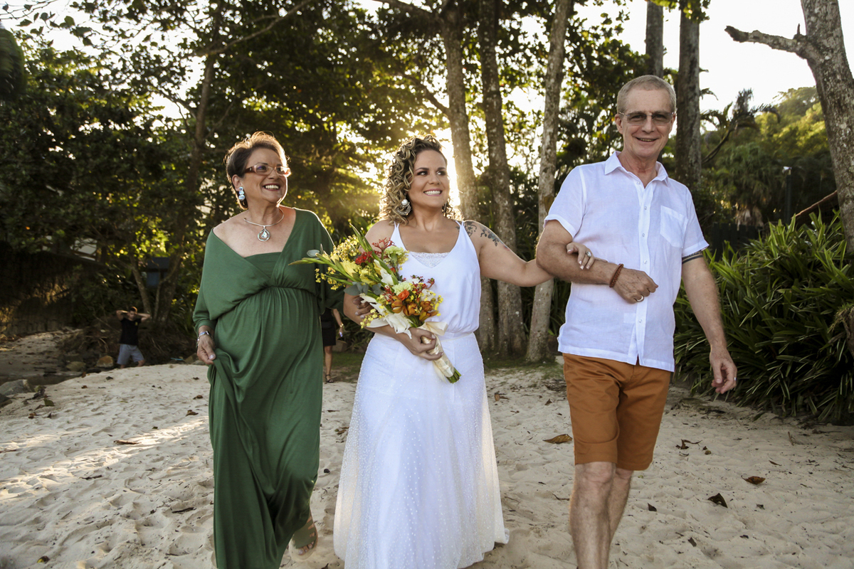 Casamento Thais e Ricardo. Praia das Toninhas, Ubatuba. Entrada da noiva. #taricaimperio
